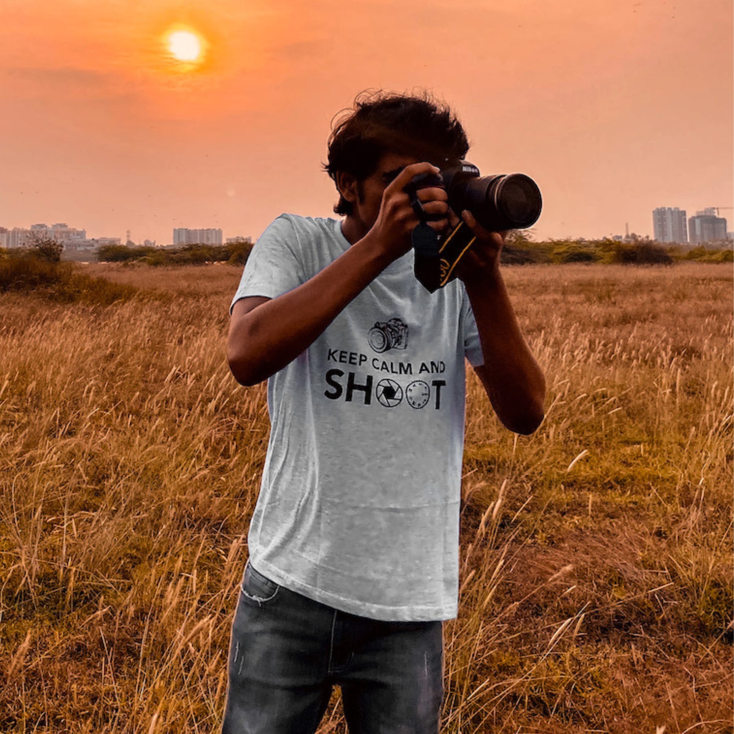 Behalten Sie Ruhe und schießen Sie das T-Shirt des Fotografen